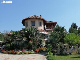 Balatongyörökön mediterrán ház egzotikus kerttel, alacsony rezsivel