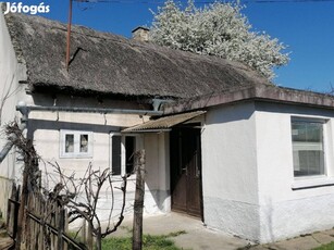 Balatonrendesen panorámás, felújítandó lakóház boltíves pincével