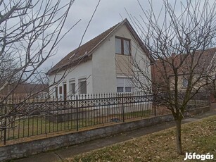 Pusztavacs, 1364m2-es telken, 96,72m2-es Igazán remek Családi ház