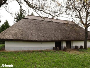 Eladó Balatonberényben panorámás külterületi telken található paraszth