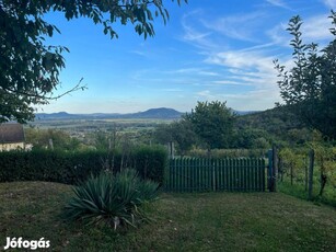 Eladó panorámás nyaraló a Balaton-felvidéken