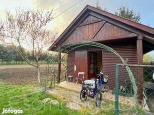 Potyond - megosztható építési telek kis házzal eladó