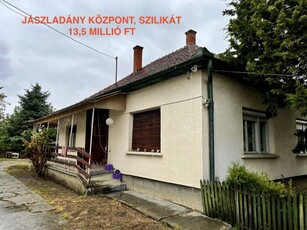 Eladó családi ház Jászladány