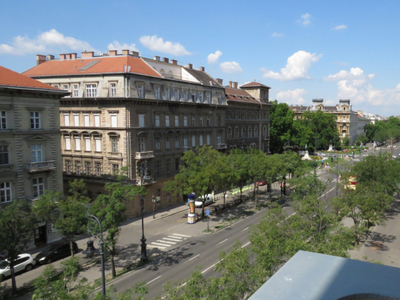 Eladó átlagos állapotú lakás - Budapest VI. kerület