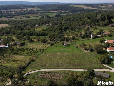 Eladó panorámás telek