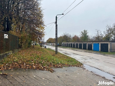 Volán telepen-főútvonal mellett-aknás garázs eladó