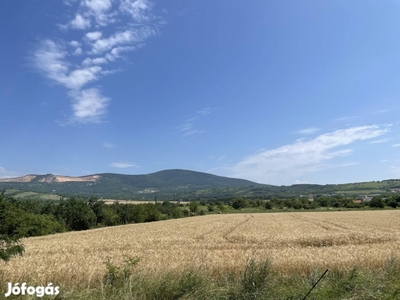 Eladó panorámás telek Vácon