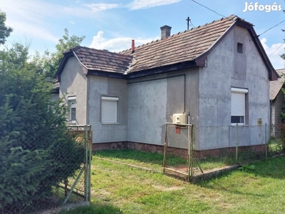 Kőröshegy, Városközpont, 60 m2-es, családi ház, 2 szobás, felújítandó