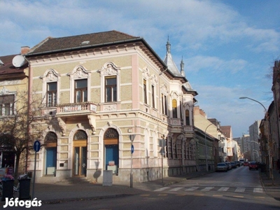 Szolnok belvárosában patinás épület eladó