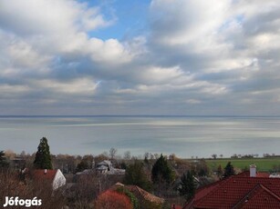 Balatonalmádi eladó házrész