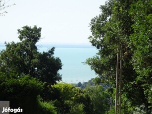 Balatonalmádiban részpanorámás, belterületi telek eladó