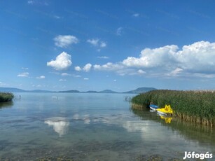 Eladó közvetlen vízparti terület Balatonfenyvesen!