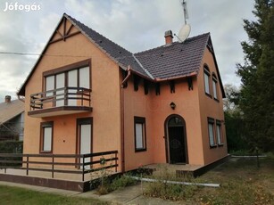 Három apartmanos ház Balatonszárszón