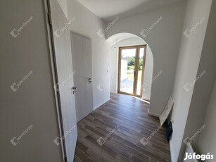 Nagyrákos Nyugalmában - Teljesen Felújított, Elegáns Ikerház 131 m2-en