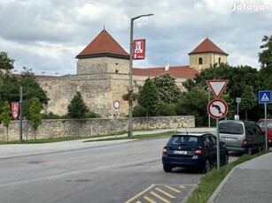 Várpalota történelmi belvárosában, háromszobás, második emeleti lakás