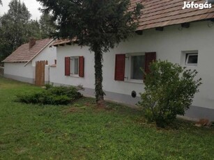 Dunaegyházán a központhoz közel felújított családi ház eladó
