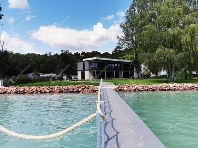 Eladó átlagos állapotú lakás - Balatonakarattya