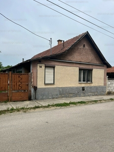 Eladó családi ház - Jászfényszaru, Gólya utca