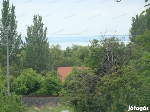 BALATONI PANORÁMÁS építési telek eladó Csopak Vasút utcában.