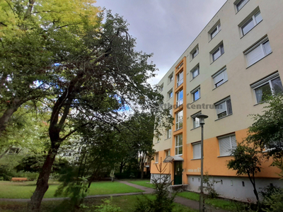 Eladó átlagos állapotú panel lakás - Győr