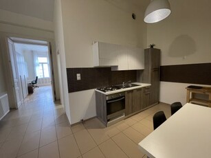 Eladó Lakás, Budapest 6 kerület Deák téren, emeleti, viéágos, felújított lakás AIRBNB házban!