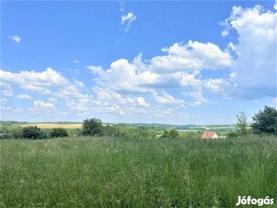 Eladó panorámás telek Magyarhertelenden!