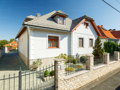 Eladó családi ház - Veszprém, Arany János utca 11.