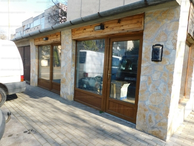 Eladó utcai bejáratos üzlethelyiség - Vác, Deákvár