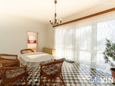 6 szoba + nappalis családi ház a Balatoni parti fenyvesben