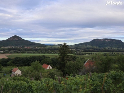 Eladó balatoni panorámás zártkerti telek Szent György-hegyen