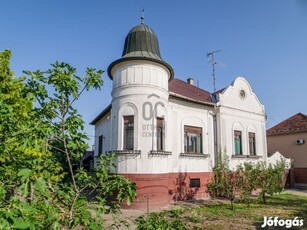 Egyedi kialakítású, KÚRIA jellegű épület Szegeden