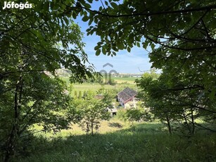 Eladó panorámás telek alappal