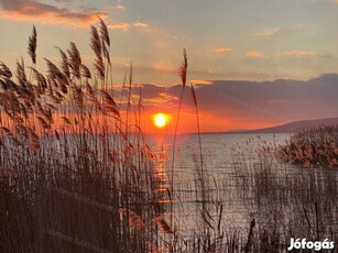 Eladó saját stéggel rendelkező nyaraló Balatonkenesén!