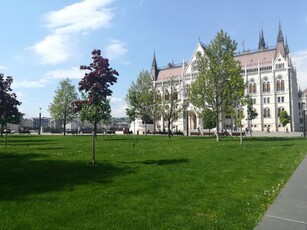 Eladó téglalakásBudapest, V. kerület, földszint