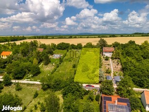 Etyeken, a horgásztóra néző csodás panorámával telek eladó!