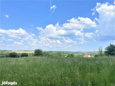 Eladó panorámás telek Magyarhertelenden!