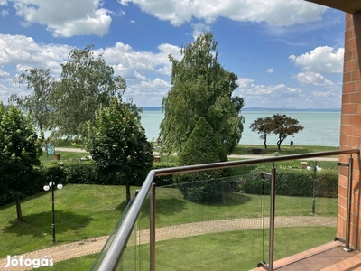 Siófok Aranyparton panorámás fronti lakás eladó!