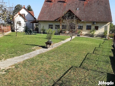 Több generáció számára is élhető családi ház eladó.