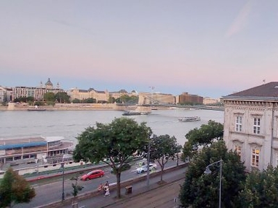 Eladó téglalakás Budapest, I. kerület, Tetőtér