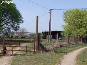 1,7 hektáros mezőgazdasági terület épülettel eladó