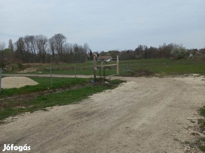 A Balaton Északi partján, ZÁNKÁN belterületi telek eladó!