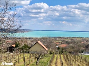 Lélegzetelállító panorámával nyaraló eladó Balatonalmádiban