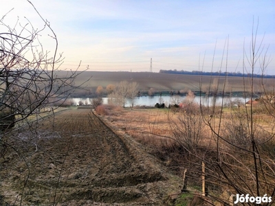 Bonyhádon a Szecska- Tó közelében 2891m2-es zártkert eladó!