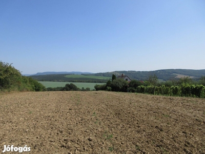 Eladó panorámás telek Zalaszentlászlón