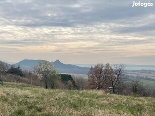 Hegymagason panorámás, felújított pince-présház eladó