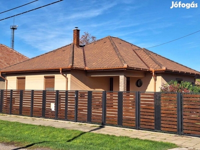 Balmazújvároson Semsey Andor utcán eladó újépítésű családi ház