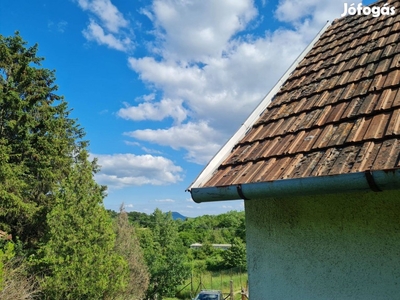 Tapolca külterületén panorámás pince eladó