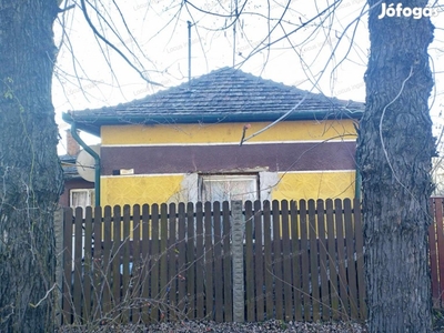 Törökszentmiklós alvég részén felújítandó kis családi ház eladó