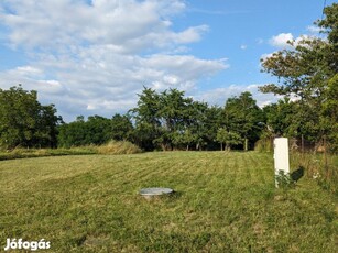 Eladó panorámás, sík építési telek