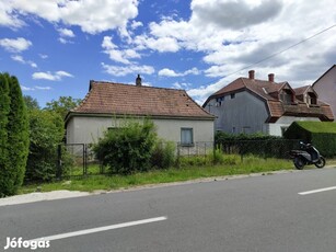 Telek eladó lebontandó romos házzal.